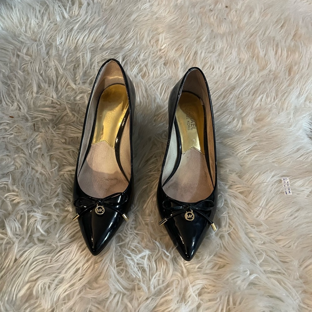 Comfortable Michael Kors pumps with cute bow on toe